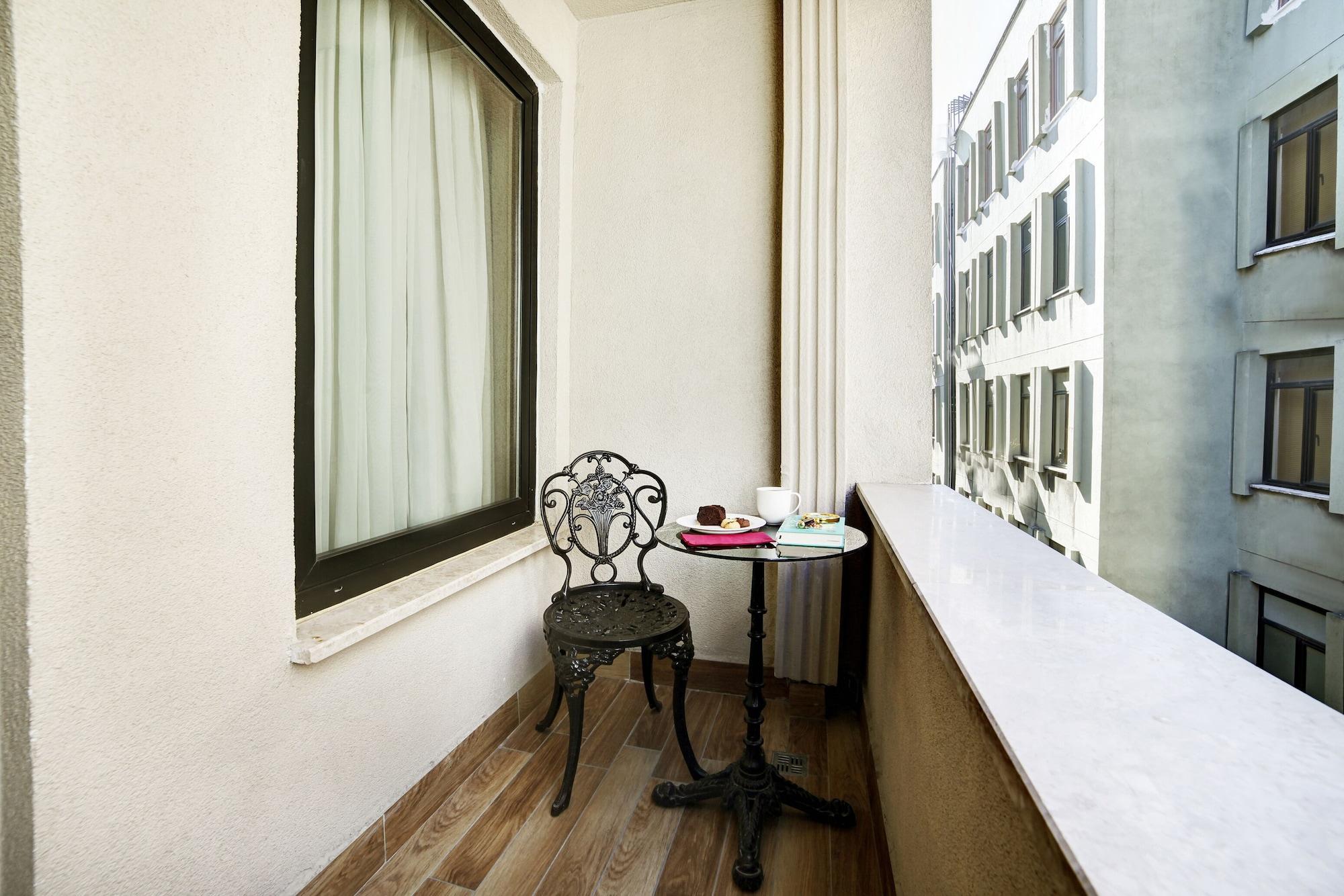 그레이트 포춘 호텔&스파 이스탄불 외부 사진 A balcony in a hotel