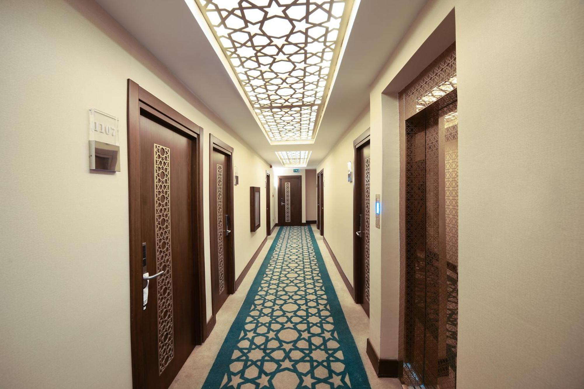 그레이트 포춘 호텔&스파 이스탄불 외부 사진 A corridor in a hotel