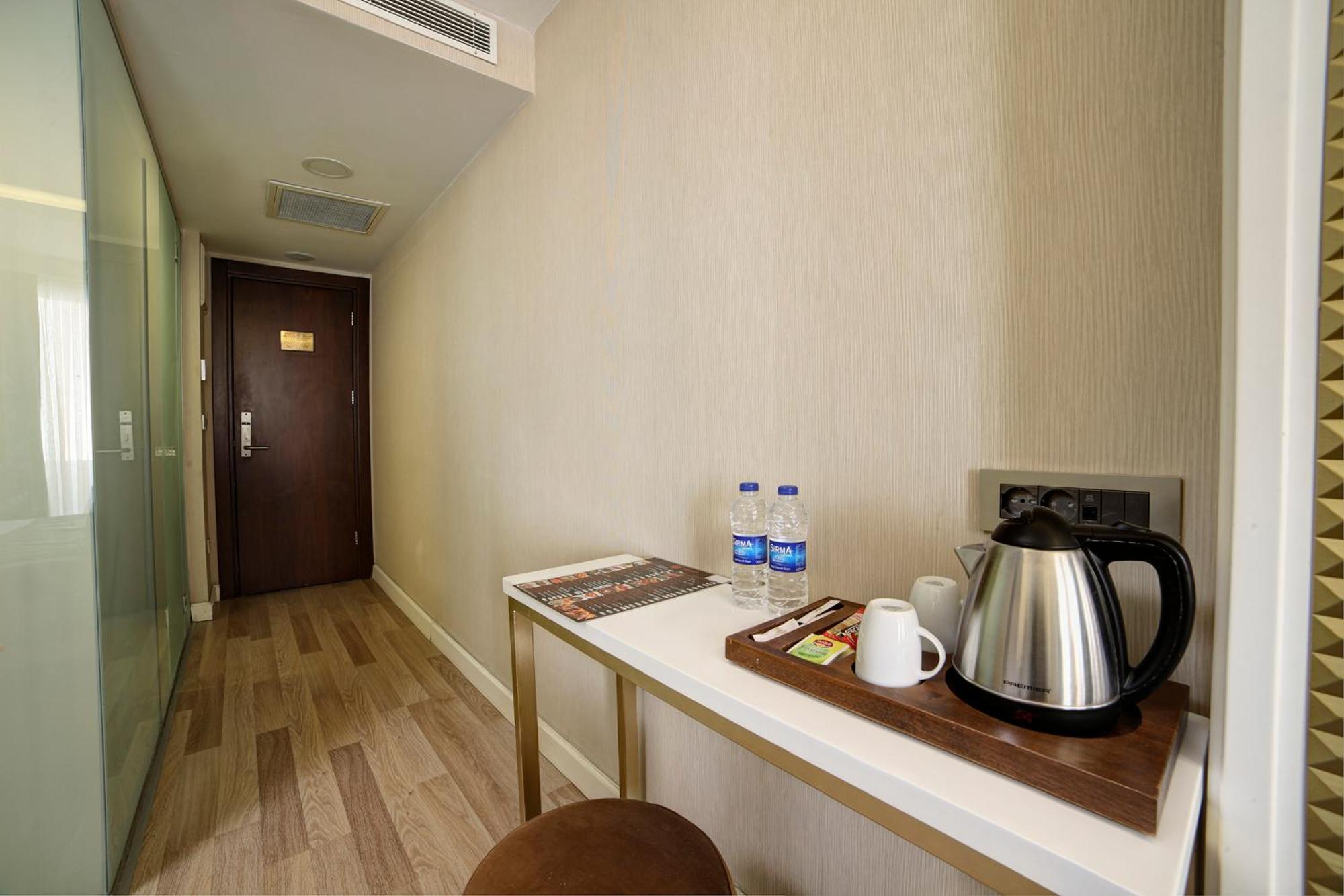그레이트 포춘 호텔&스파 이스탄불 외부 사진 A tea and coffee making facility in a hotel room